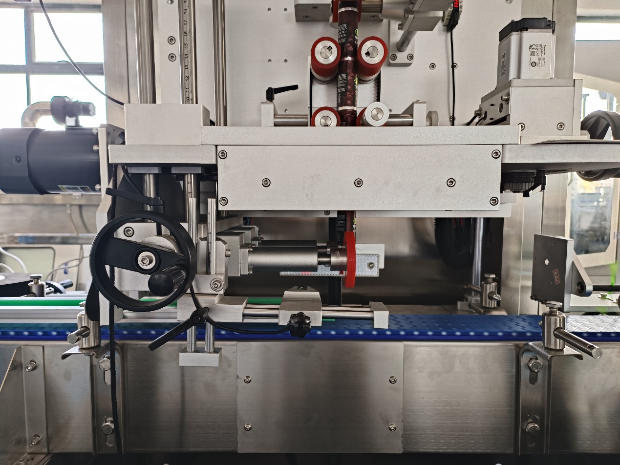 YCT-200 High-Speed Automatic Shrink Sleeve Labeling Machine(1).jpg