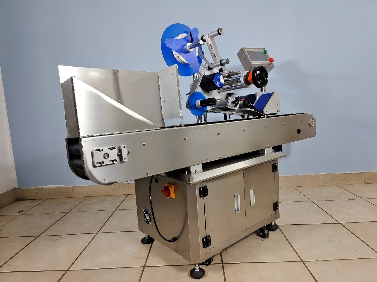 Horizontal Round Bottle Labeling Machine for Eyeglass Cleaner